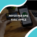 image d'un personne qui tient sa carte bancaire avec le titre payer par sms avec apple