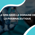 image d'un chercheur qui tient un flacon de vaccin avec le titre le sms dans le domaine de la pharmaceutique