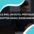 image d'un homme souriant sur son téléphone avec le titre le sms, un outil pratique à adopter dans l'enseignement