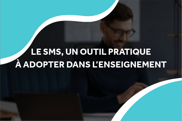 image d'un homme souriant sur son téléphone avec le titre le sms, un outil pratique à adopter dans l'enseignement