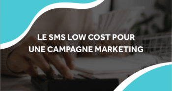 image d'une personne qui fait des calcules avec le titre le sms low cost pour une campagne marketing