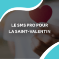 image d'une personne qui tient un cœur en papier avec le titre le sms pour la saint-valentin