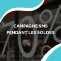 image d'une devanture de boutique avec un sticker de soldes avec le titre campagne sms pendant les soldes