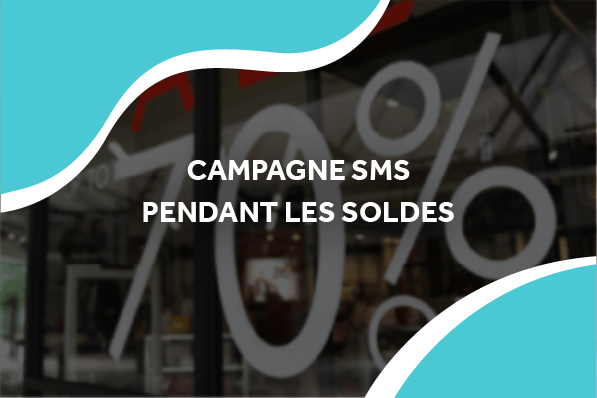 image d'une devanture de boutique avec un sticker de soldes avec le titre campagne sms pendant les soldes