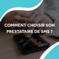 image d'une personne qui interagit avec son téléphone avec le titre comment choisir son prestataire de SMS ?