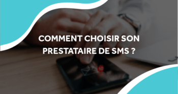 image d'une personne qui interagit avec son téléphone avec le titre comment choisir son prestataire de SMS ?