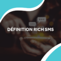 image d'une personne qui utilise son smartphone avec le titre définition du rich sms