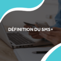 image d'un personne utilisant son smartphone et sa carte bancaire avec le titre définition du sms+