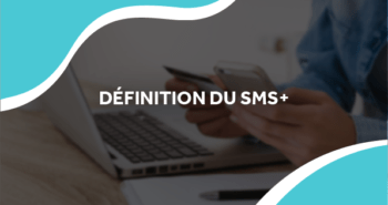 image d'un personne utilisant son smartphone et sa carte bancaire avec le titre définition du sms+