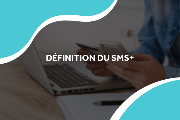 image d'un personne utilisant son smartphone et sa carte bancaire avec le titre définition du sms+