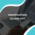 image d'une personne sur son téléphone et son ordinateur avec le titre signification du sms otp
