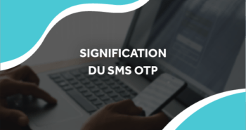 image d'une personne sur son téléphone et son ordinateur avec le titre signification du sms otp