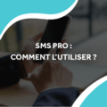 image d'une personne qui tient son téléphone avec le titre sms pro : comment l'utiliser