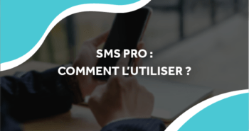 image d'une personne qui tient son téléphone avec le titre sms pro : comment l'utiliser