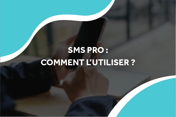 image d'une personne qui tient son téléphone avec le titre sms pro : comment l'utiliser